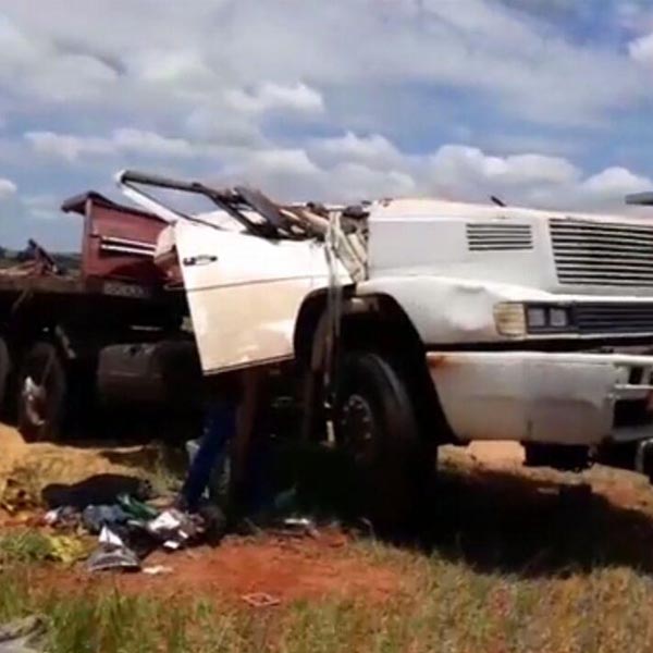 Caminhoneiro morre após caminhão bater em defensa metálica e tombar em rodovia de Assis