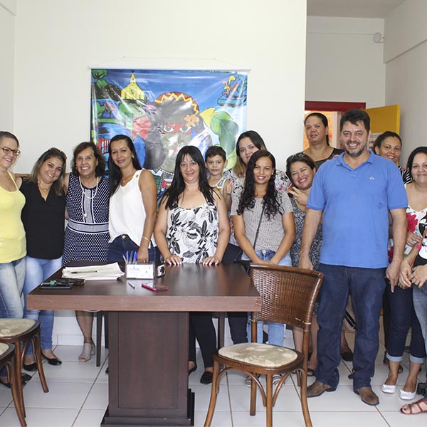 Prefeita recebe grupo de mulheres para formalização de cooperativa de costureiras