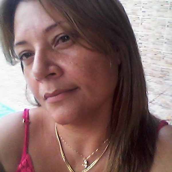 Silvia Alvim recebe os parabéns pela chegada de seu aniversário