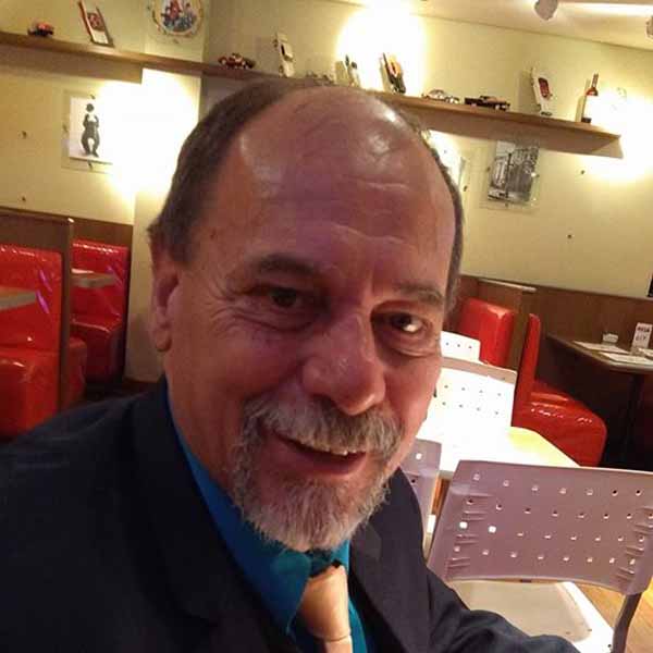 Luiz Geraldo apaga velinhas