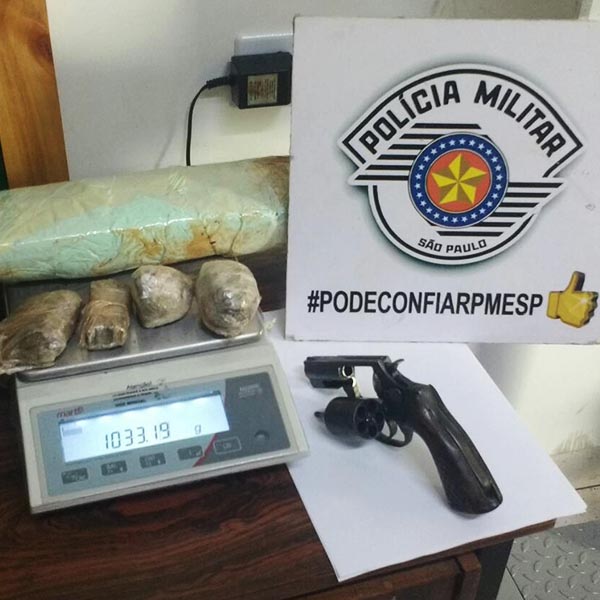 Homem é preso após PM encontrar tijolo de maconha e revólver em residência na Vila Nova