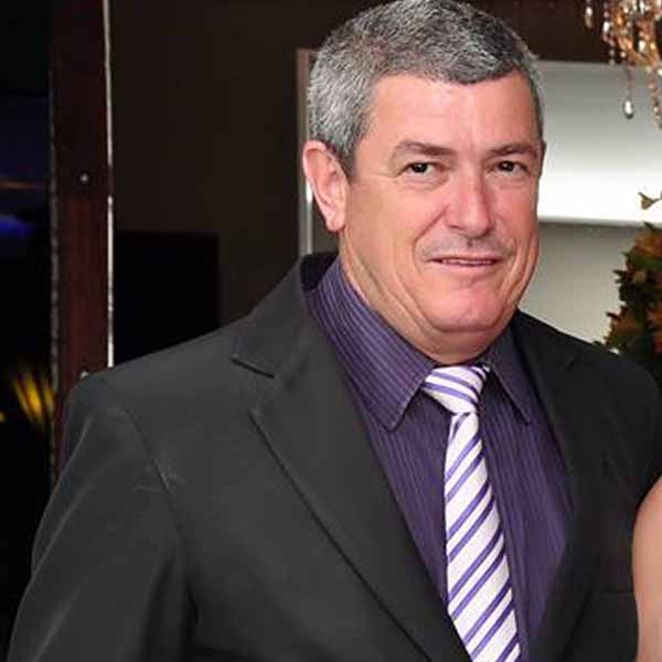 José Carlos apaga velinhas