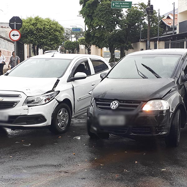 Carros ficam danificados após colidirem em cruzamento de ruas, em Paraguaçu