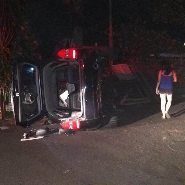 Motorista bate em carro estacionado e capota veículo em Marília