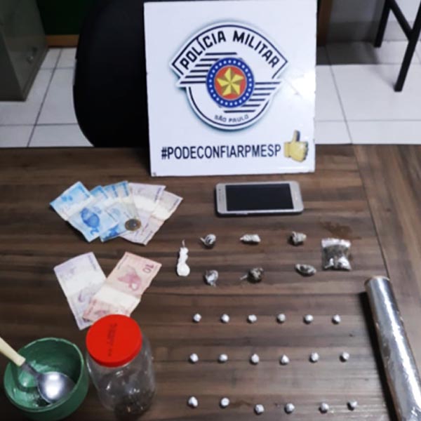 PM apreende drogas com jovem, no interior de quarto e embaixo de árvore, em Paraguaçu