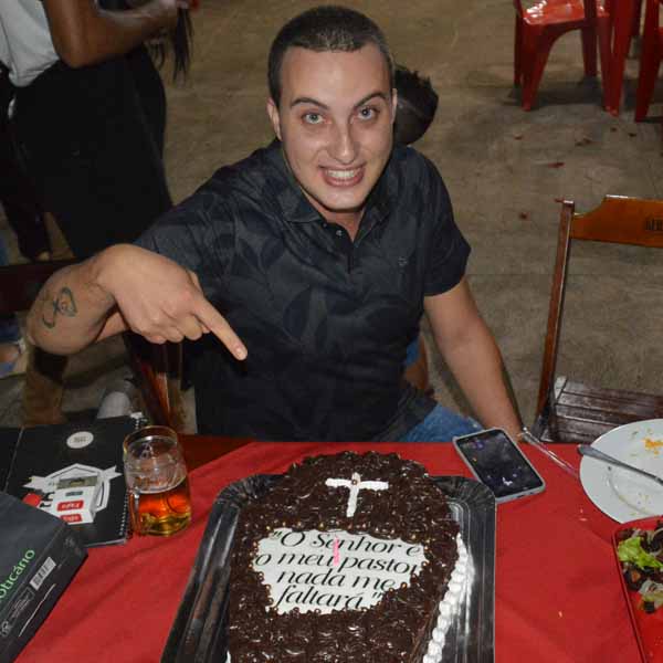 Robson de Oliveira apaga velinhas nesta quinta
