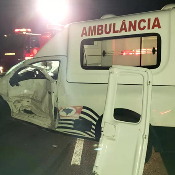 Acidente entre ambulância e caminhonete deixa um morto e quatro feridos em Tupã