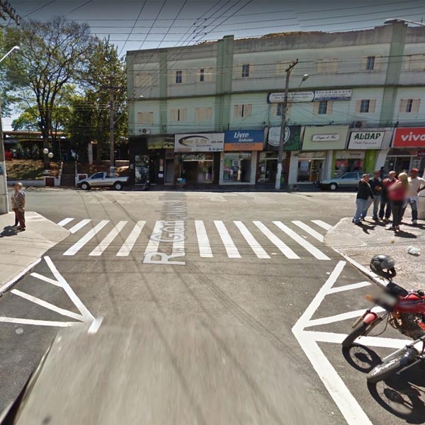 Mulher é atropelada em faixa de pedestres no centro de Assis
