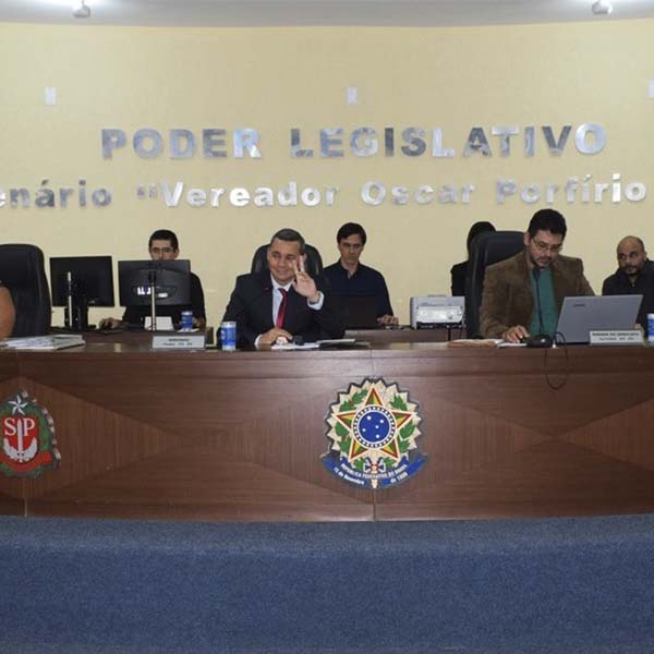 Vereadores fazem questionamentos à prefeita Almira Garms