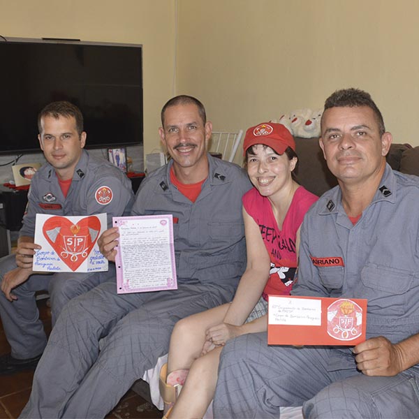 Corpo de Bombeiros recebe homenagem de vítima de engasgamento