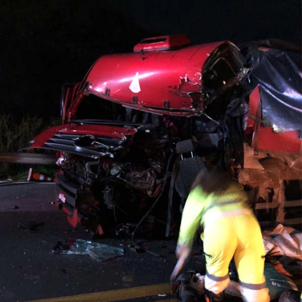 Acidente entre caminhões mata uma pessoa na SP-333, entre Assis e Marília