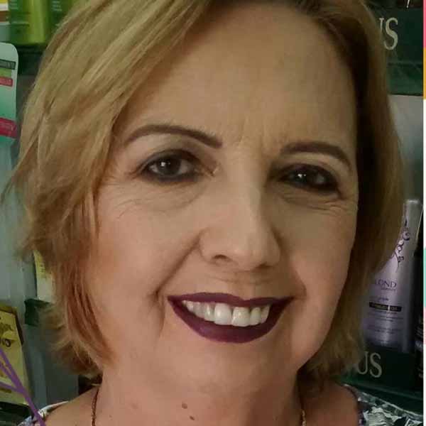 Graça Franco recebe os parabéns pela chegada de seu aniversário