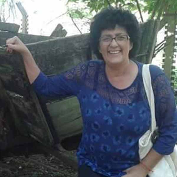 Tania Reis recebe os parabéns pela chegada de seu aniversário