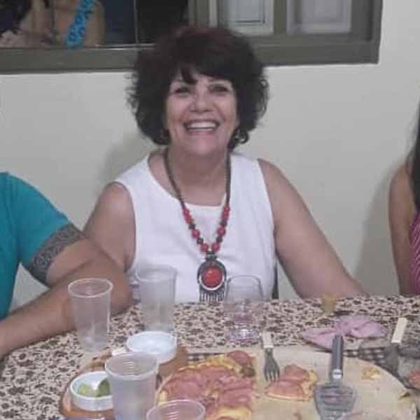 Cleide Portes recebe os parabéns pela chegada de seu aniversário