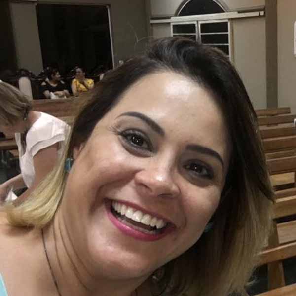 Karina Flávia recebe os parabéns pela chegada de seu aniversário