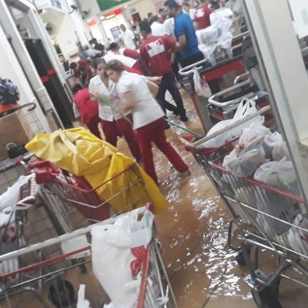 Chuva forte deixa ruas alagadas e invade supermercado em Tupã