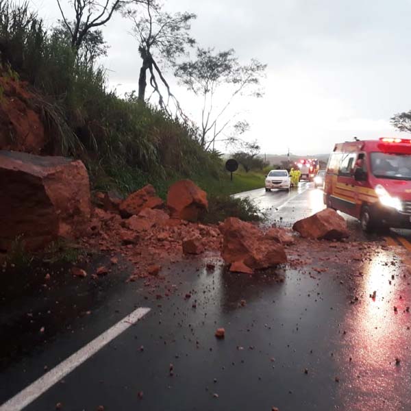 Novo deslizamento acontece na SP-333 entre Assis e Marília