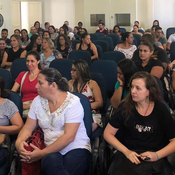 Prefeita Almira Garms recebe universitários do Programa Estagiários