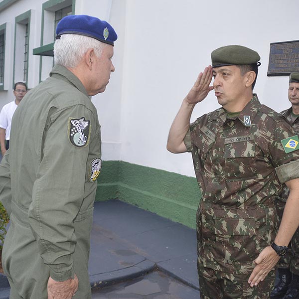 Em visita à terra natal, General se reúne com atiradores do 02-049 Tiro de Guerra