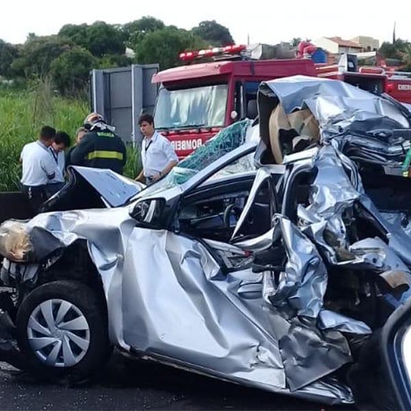 Engavetamento com quatro veículos deixa feridos e causa congestionamento em Marília