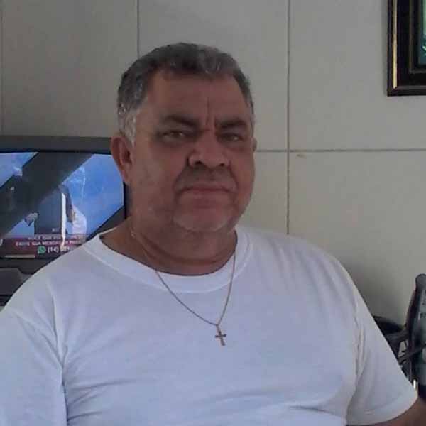 Edmar Aparecido apaga velinhas