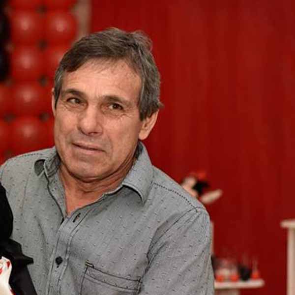 Zezinho Pereira apaga velinhas
