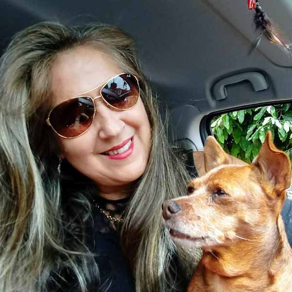 Edilene Lima recebe os parabéns pela chegada de seu aniversário