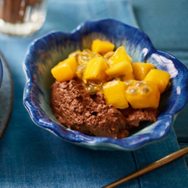 Musse de chocolate a jato com manga e maracujá