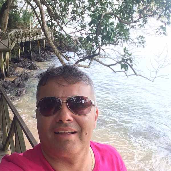 Luiz Cesar Lima apaga velinhas