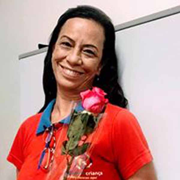 Carmelita Santos apaga velinhas