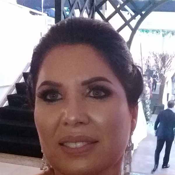 Sueli Karam recebe os parabéns pela chegada de seu aniversário