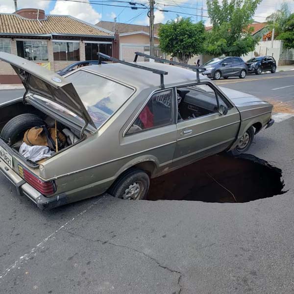 Asfalto cede e carro quase é 'engolido' por cratera no centro de Marília
