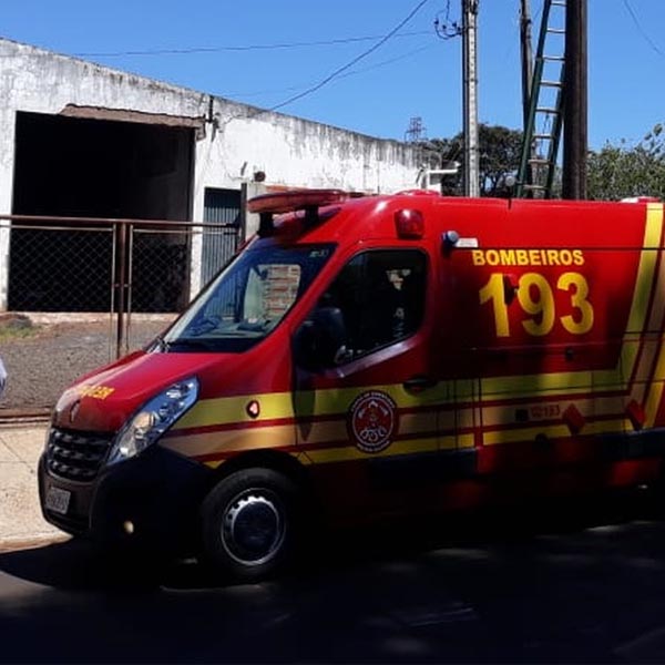 Jovem fica ferido ao cair de poste durante serviço em rede de telefonia em Assis