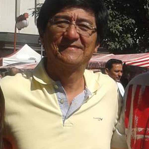 Carlos Kiho recebe os parabéns pela chegada de seu aniversário