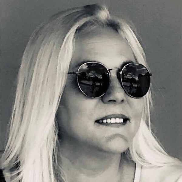 Andrea Wirgues recebe os parabéns pela chegada de seu aniversário