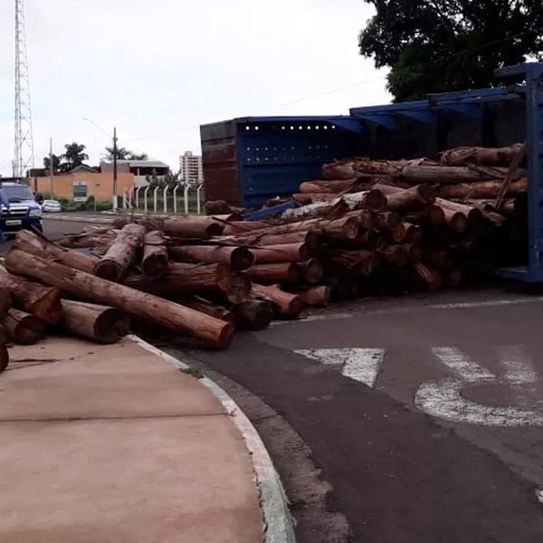 Carreta bitrem tomba e espalha toras de madeira por avenida em Rancharia