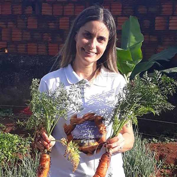 Vânia Viúdes recebe os parabéns pela chegada de seu aniversário