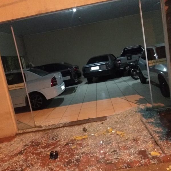 Jovens quebram porta de loja, furtam veículo e são presos em Palmital