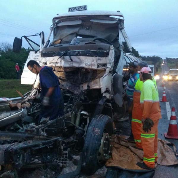 Motorista morre em grave acidente entre caminhões em Assis