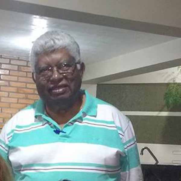 Antonio Faustino recebe os parabéns pela chegada de seu aniversário