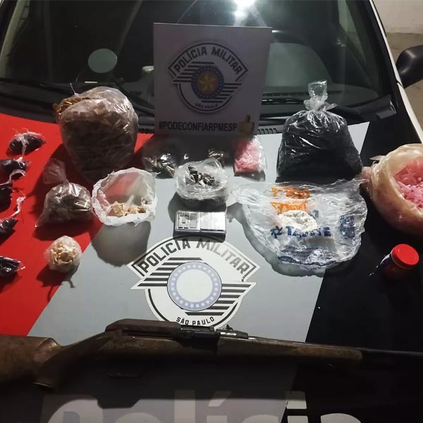 PM apreende rifle alemão e mais de 460 porções de drogas escondidas em Marília