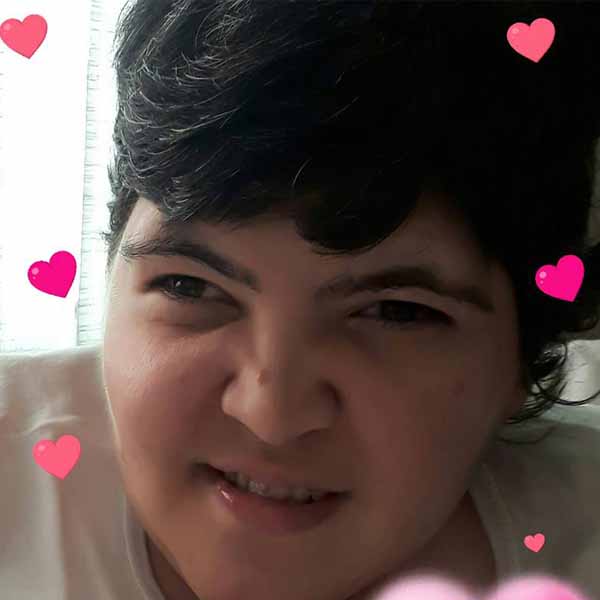 Ketly Nayara Moreno recebe os parabéns pela chegada de seu aniversário