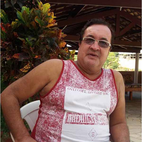 Osmar de Souza apaga velinhas