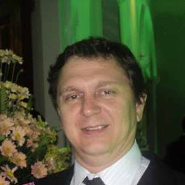 Carlos Schmidt recebe os parabéns pela chegada de seu aniversário