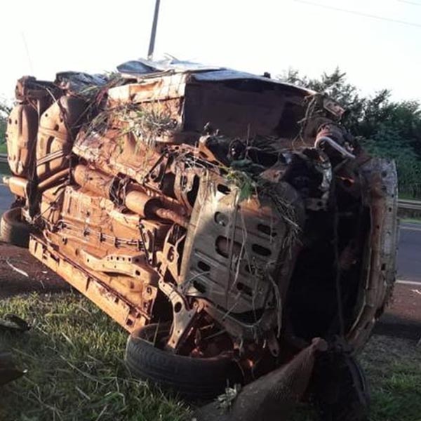 Motorista é socorrido após carro capotar na SP-333 em Tarumã