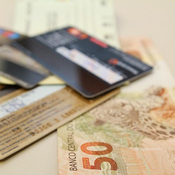 É válida a cobrança diferenciada para pagamento no cartão ou dinheiro?
