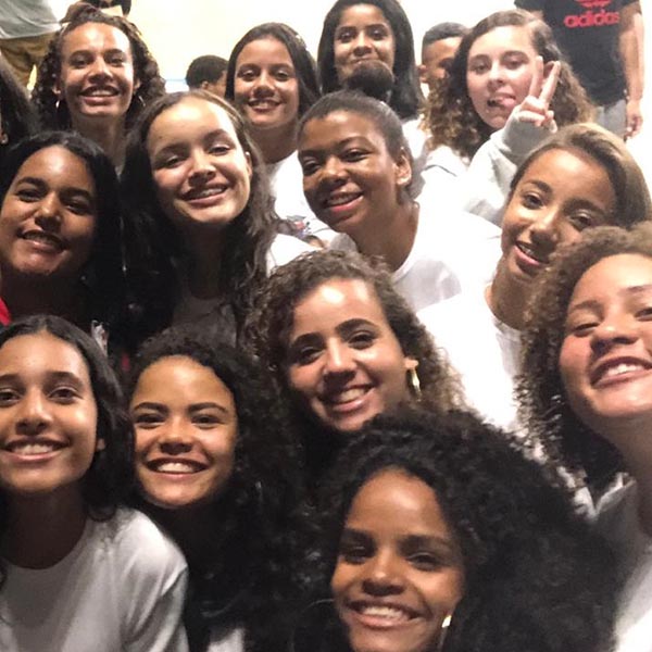 Alunas do projeto Lance Livre assistem clássico do basquete em Bauru