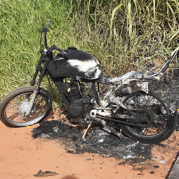 Motocicleta de vítima de homicídio é encontrada queimada em estrada rural de Paraguaçu Paulista