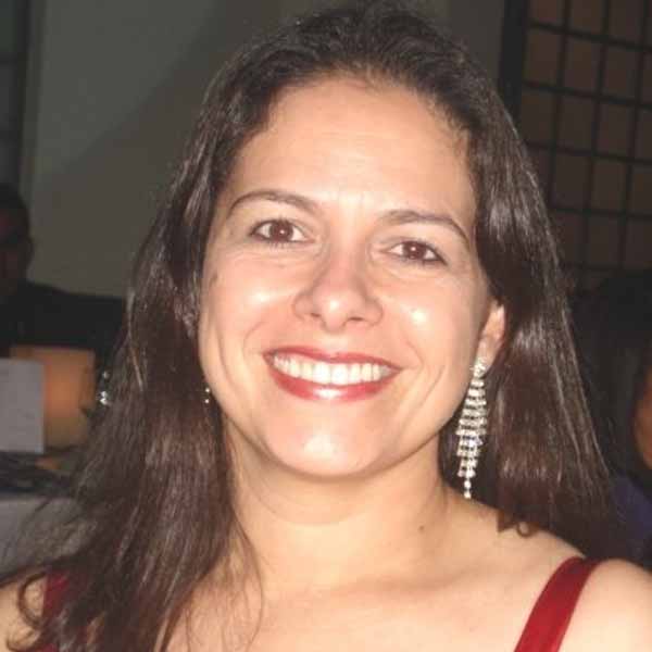 Maria Azoia recebe os parabéns pela chegada de seu aniversário