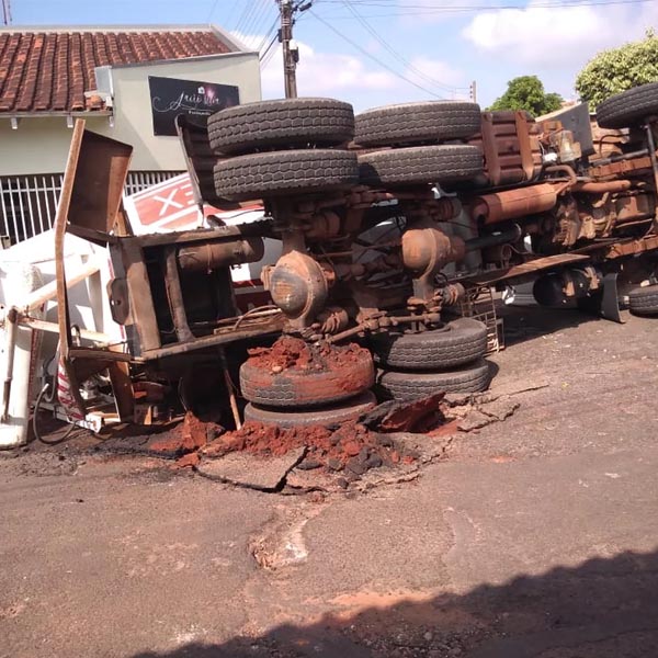 Asfalto cede e caminhão tomba em Paraguaçu Paulista